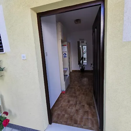 Apartment Ljiljana *