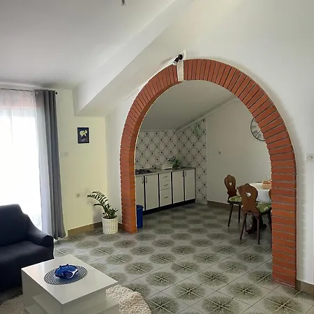 Apartment Ljiljana *